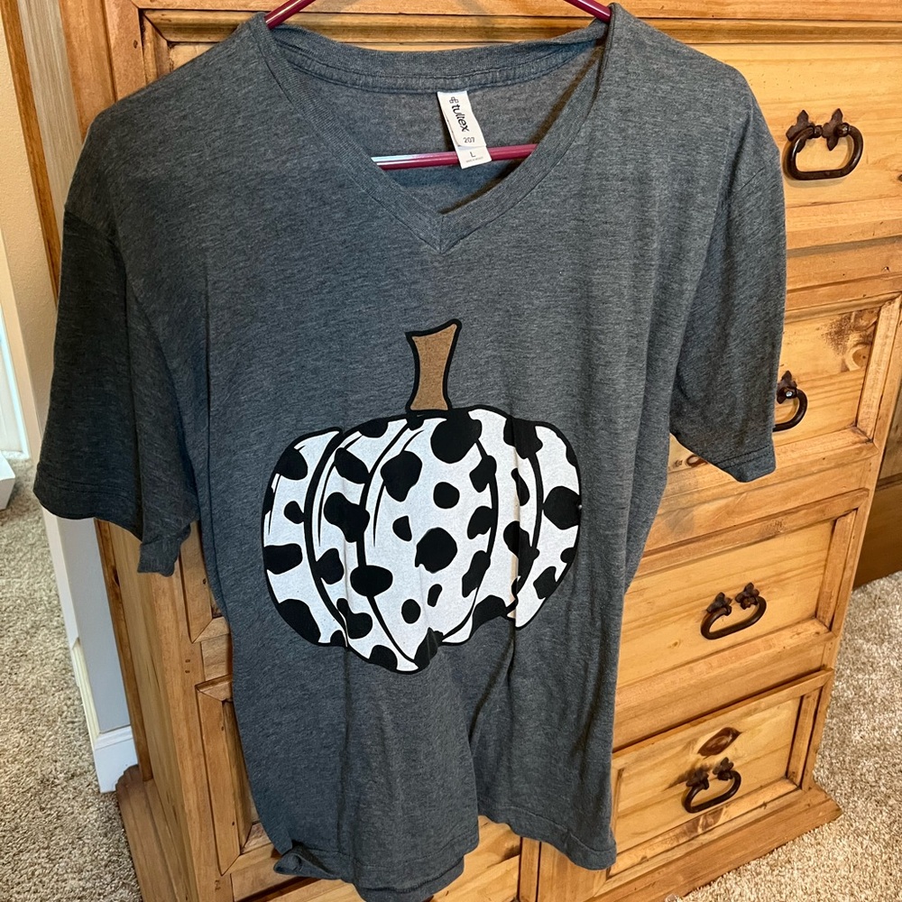 Gray V-Neck T-Shirt with Pumpkin Design
